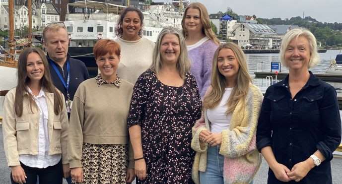 Fact-Ung-teamet består av Kristine Sætrevik, Jan Helge Dalland, Bente Grindevik Tjolvsen, Maria Kristin Særsten, Åse Taranger, Amalie Iversen, Emma Sofie Lae-Pedersen og Elisabeth Enerstvedt. Foto: Haldis Lauksund